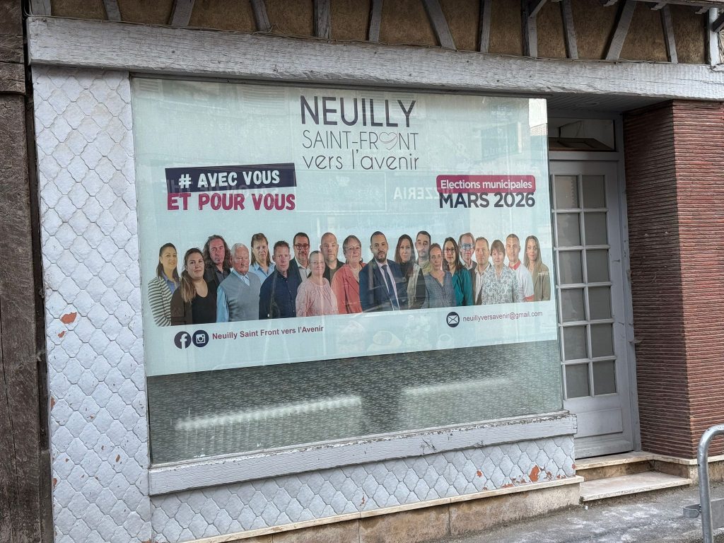 Vitrophanie pour local de campagne réalisée par Melba Communication