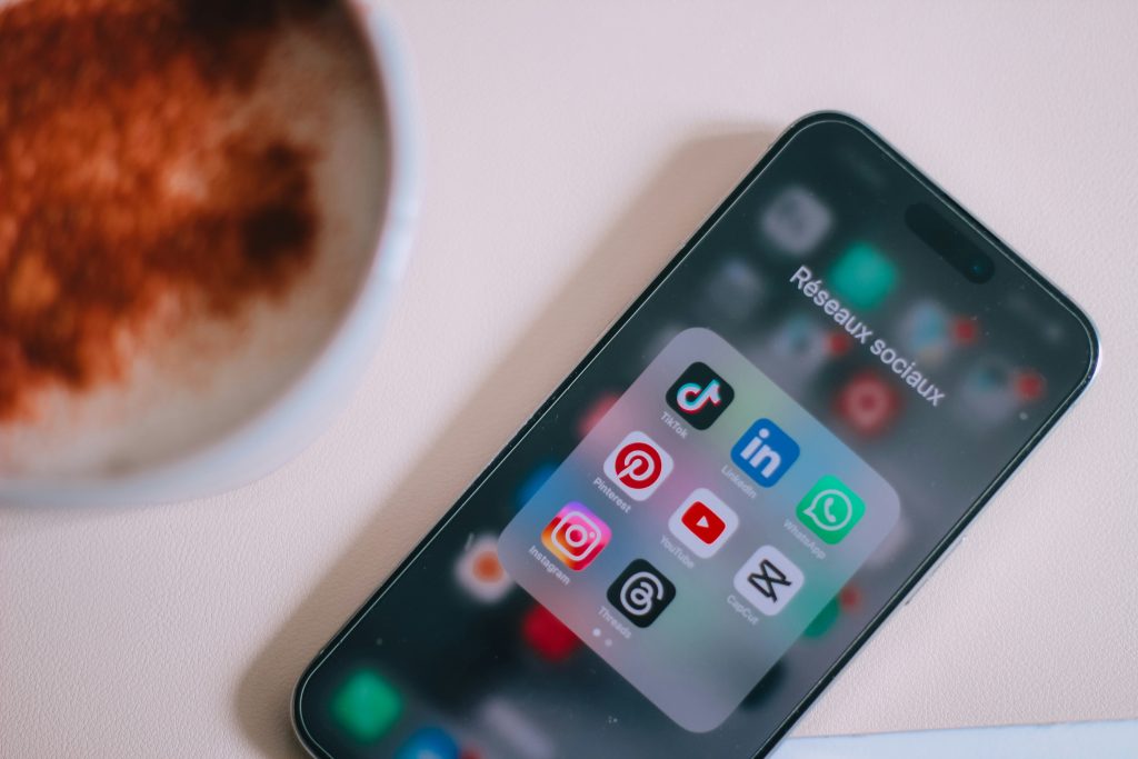 Mélisande de Melba Communication vous accompagne sur vos réseaux sociaux